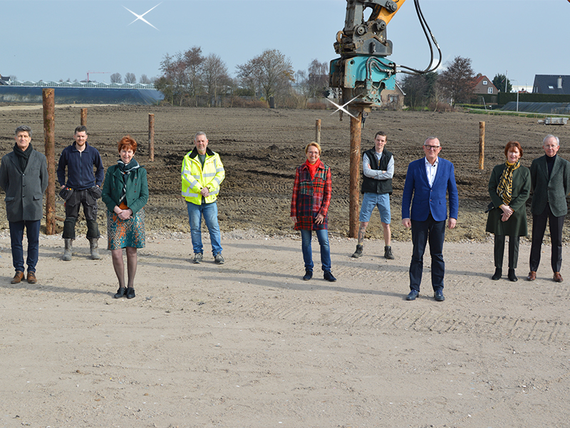 Beekenkamp Group slaat de eerste paal van het nieuwe research and development center.