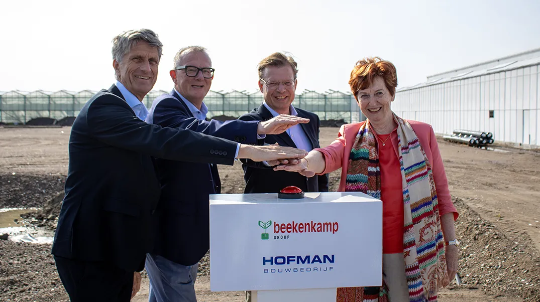 Directie leden Beekenkamp Group die op knop start bouw nieuwe kas drukken.