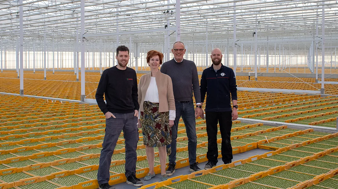 An Beekenkamp met collega's in de oude kas met vollegrondsgroenten.