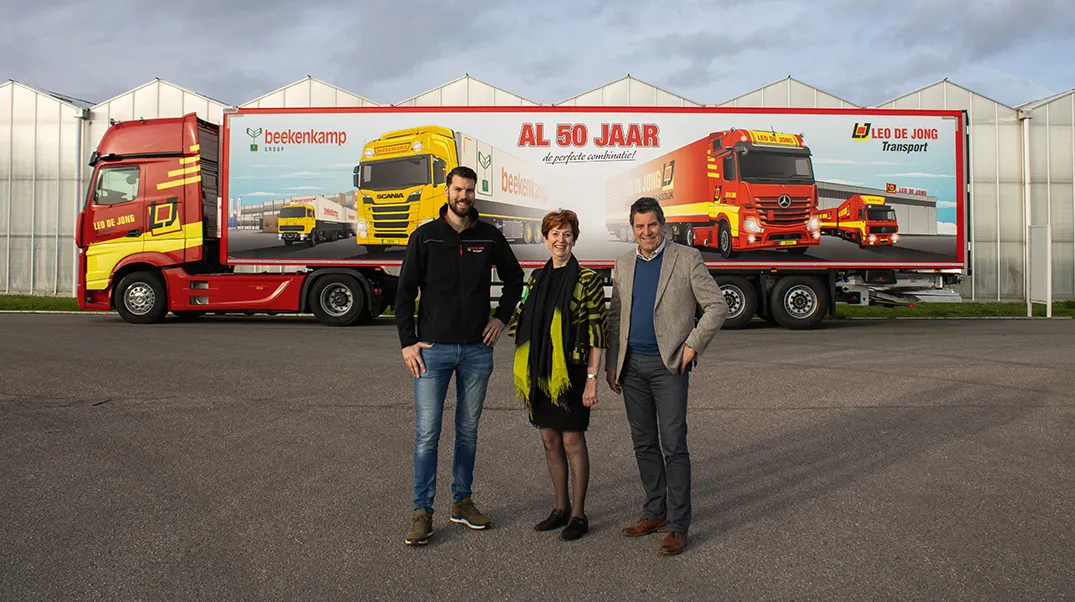 An Beekenkamp met Leo de Jong transport voor vrachtwagen met unieke print.