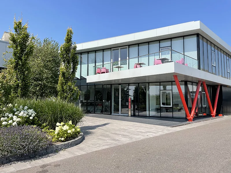Voorkant van het gebouw van locatie 's-Gravenzande