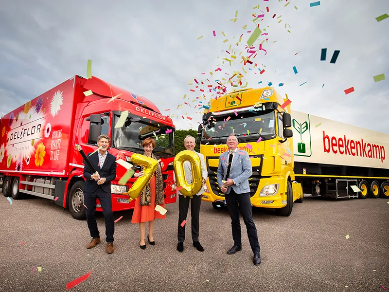 Directie voor de Deliflor en Beekenkamp vrachtwagens met balonnen en confetti voor het 70-jarig bestaan