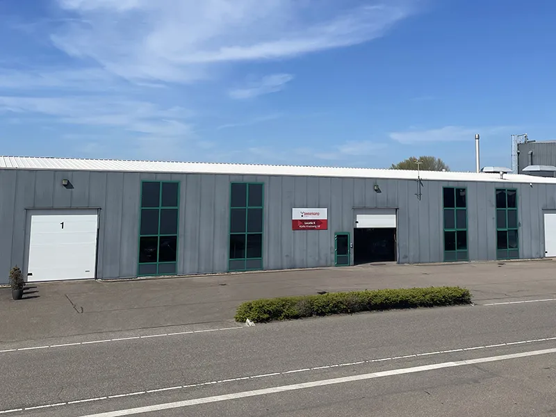 Voorkant van het gebouw van locatie K in Maasdijk