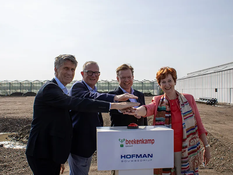 Directie drukt op de knop voor de start van de nieuwbouw van een nieuwe groentekas.