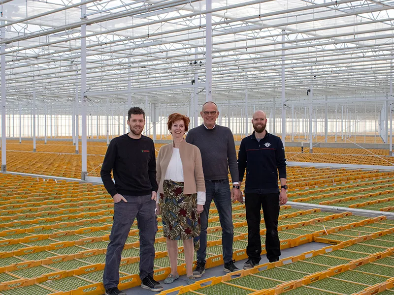 An Beekenkamp met collega's in de nieuwe kas voor vollegrondgroenten