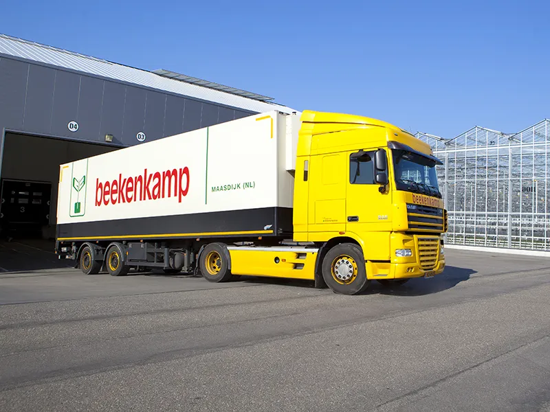Beekenkamp vrachtwagen die weg rijdt uit de docks.